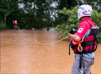 Cruz Roja Costarricense a colaborado en la evacuación de 261 personas tras estragos por la lluvia. (Cortesía: Cruz Roja Costarricense)
