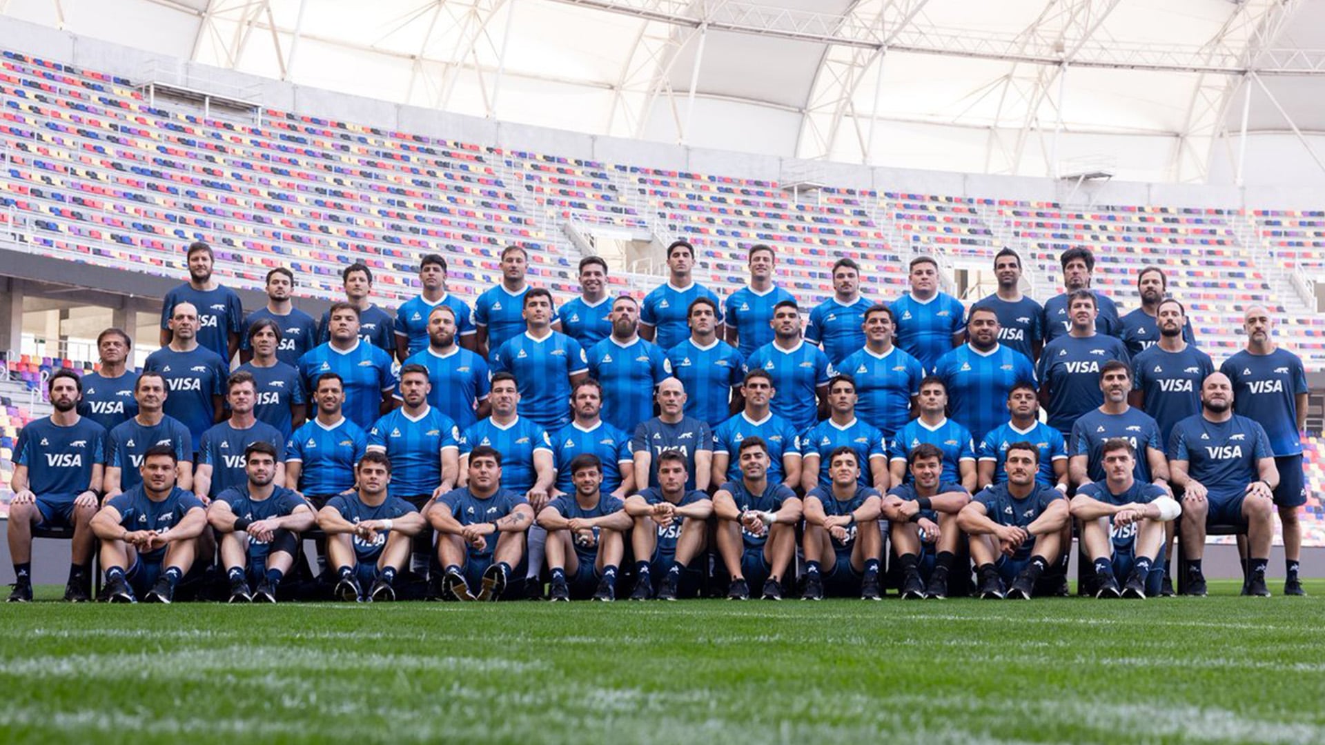 El plantel completo posó con la indumentaria especial en la previa al partido de este sábado