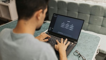 Primeras señales del impacto laboral de la IA: programación y telecomunicaciones pierden más de 35.000 ocupados en el último año