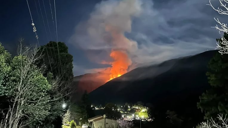 El fuego sigue activo en una zona serrana de Andalgalá, donde el viento y la topografía complican el operativo