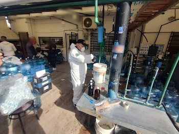 Desarticularon tres plantas clandestinas de envasado de agua