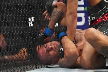 Édgar Cháirez perdió ante Tim Elliott por decisión 29-28 en las tres tarjetas tras pelear con una herida en la ceja. (Foto: Stephen R. Sylvanie-USA TODAY Sports)