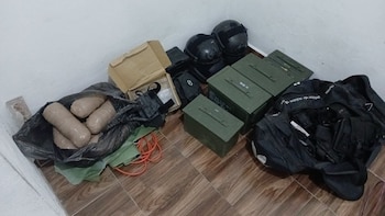 Las autoridades también aseguraron cinco armas cortas, dos granadas de fragmentación y decenas de cargadores para fusiles. (Crédito: Fiscalía de Colima)