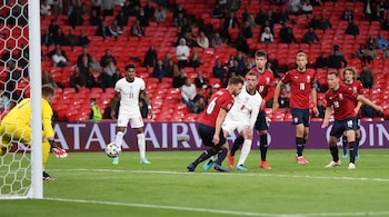 Después de caer en su primer partido, ambas selecciones buscan conseguir su primera victoria en el torneo. (REUTERS/Carl Recine)