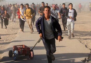 Los palestinos corren para recoger