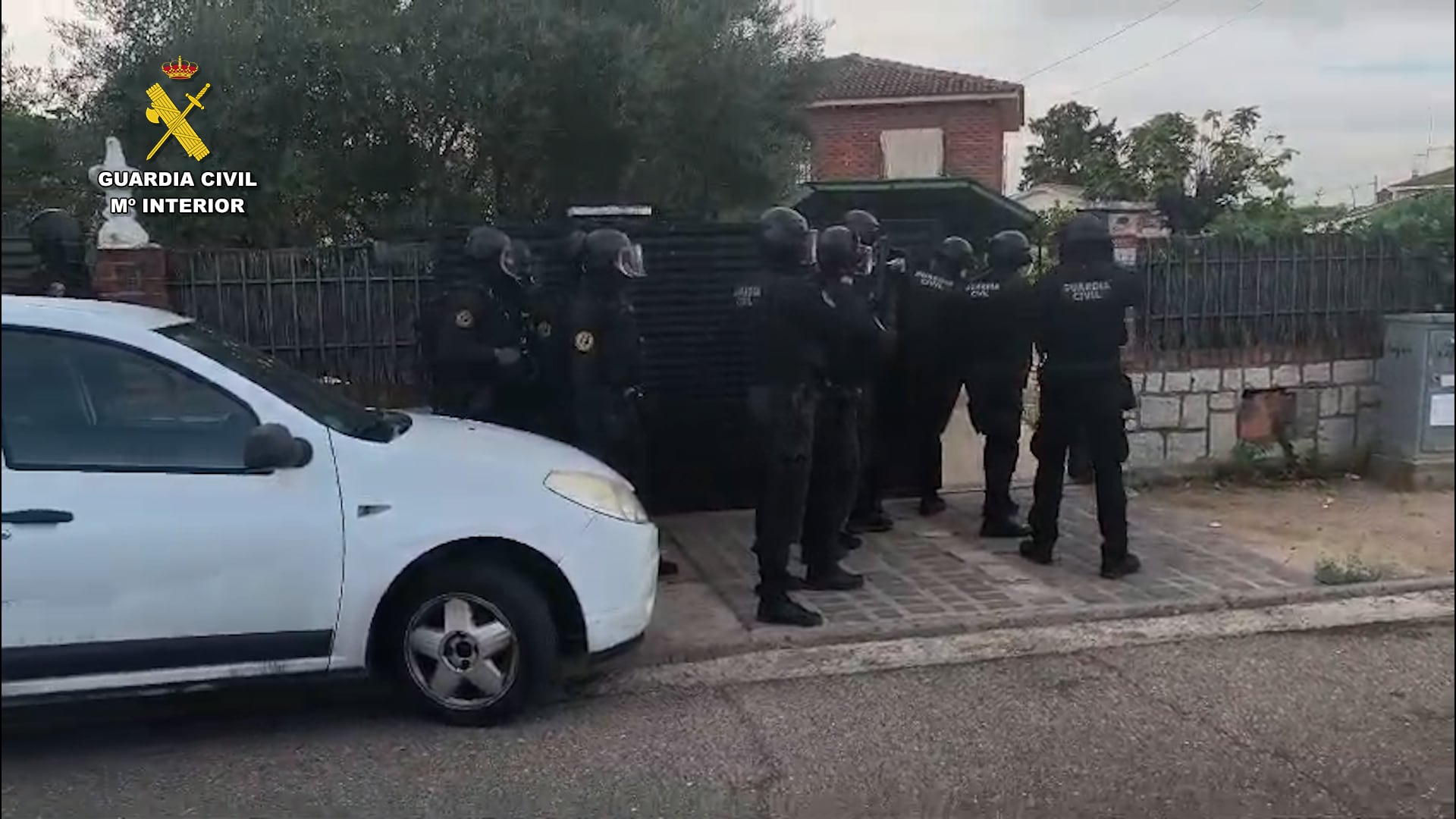 Agentes de la Guardia Civil participan en un dispositivo policial para la detención de varios hombres implicados en un asalto con armas e incendios. (Guardia Civil)
