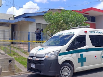 Cruz Verde confirmó que un hombre y una mujer de edad avanzada fueron encontrados sin signos vitales en la vivienda. (Cortesía: Cruz Verde Salvadoreña Santa Ana)