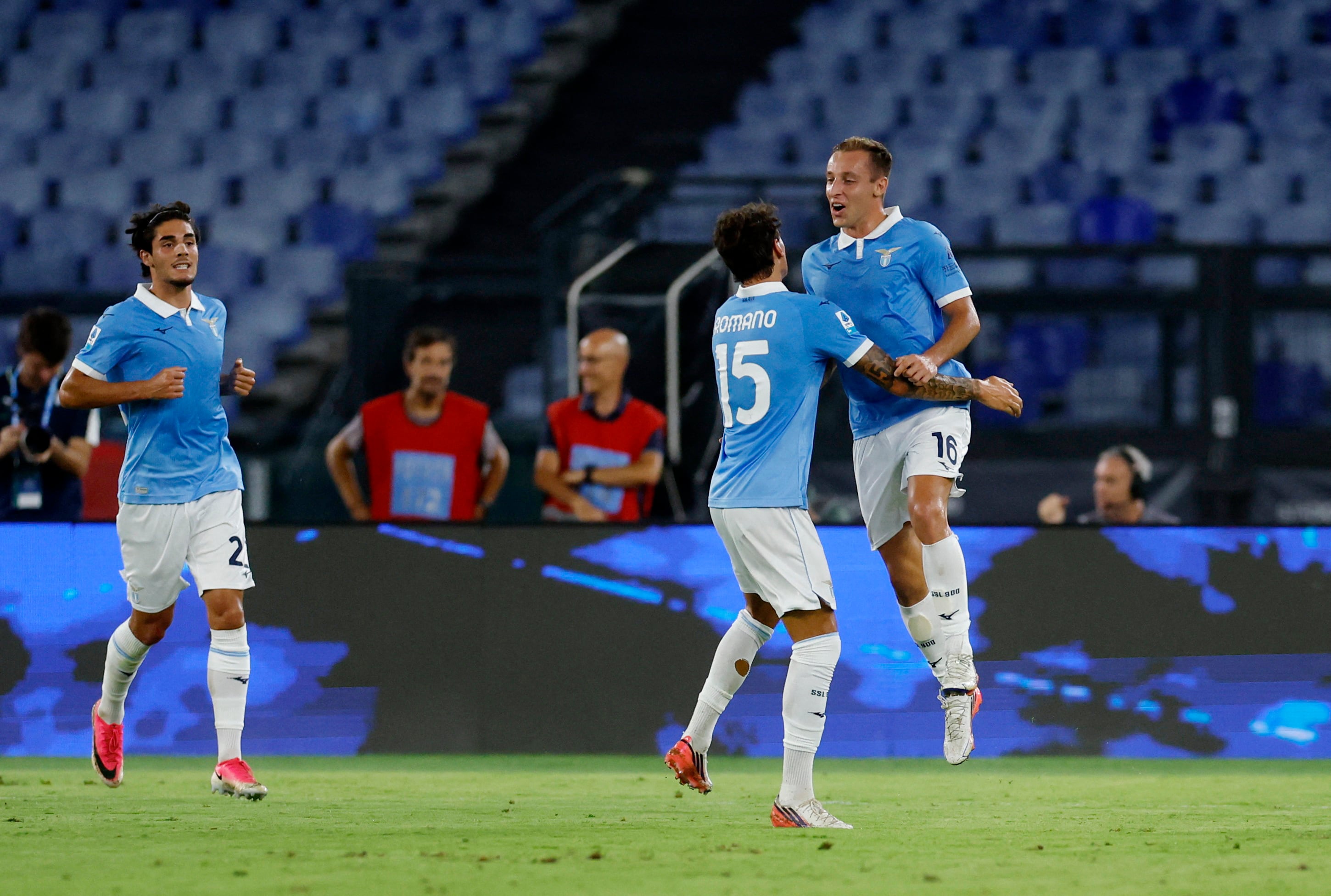 Davide Frattesi marcó el único gol al minuto 25 tras una asistencia de Nuno Tavares, definiendo el Lazio vs Genoa. REUTERS/Vincenzo Livieri