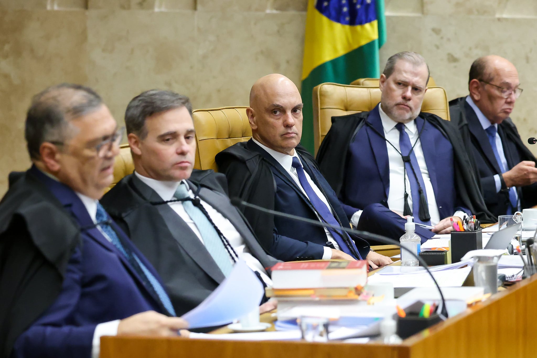 Fotografía cedida por el Supremo Tribunal Federal (STF) que muestra de izquierda a derecha a sus integrantes Flávio Dino, André Luiz de Almeida Mendonça, Alexandre de Moraes, José Antonio Dias Toffoli y Gilmar Mendes durante una sesión este martes, en Brasilia (Brasil) EFE/ Rosinei Coutinho /STF/