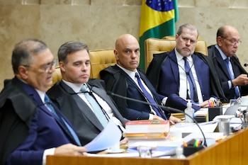 Fotografía cedida por el Supremo Tribunal Federal (STF) que muestra de izquierda a derecha a sus integrantes Flávio Dino, André Luiz de Almeida Mendonça, Alexandre de Moraes, José Antonio Dias Toffoli y Gilmar Mendes durante una sesión este martes, en Brasilia (Brasil) EFE/ Rosinei Coutinho /STF/