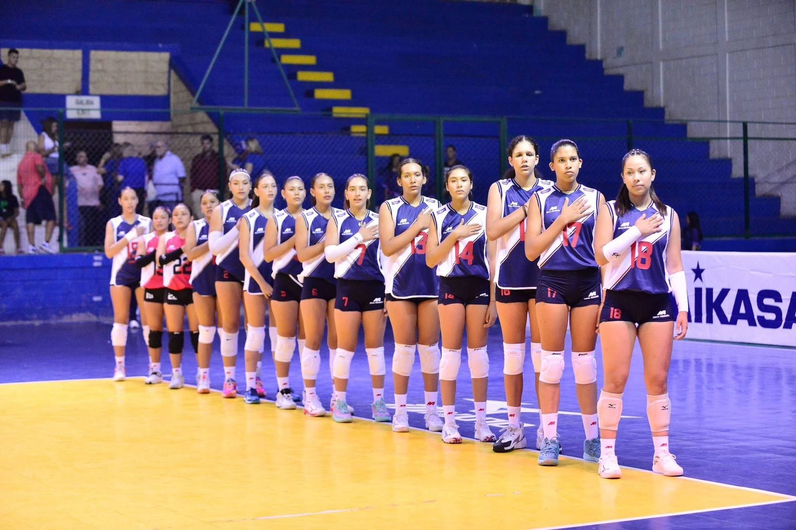 Zoe Koechlin, la tercera de derecha a izquierda, fue una de las más altas de la selección peruana sub 17 en la Copa Panamericana de vóley.