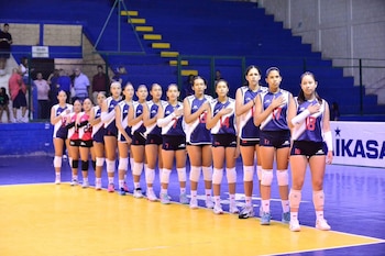 Zoe Koechlin, la tercera de derecha a izquierda, fue una de las más altas de la selección peruana sub 17 en la Copa Panamericana de vóley.