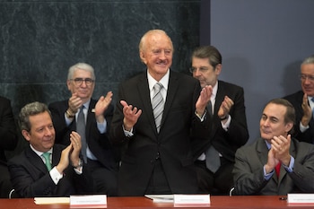 CIUDAD DE MÉXICO, 15JUNIO2017.- Enrique Peña Nieto, Presidente de México, y Federico López Otegui, presidente entrante del Consejo de Comunicación, durante la ceremonia de cambio de presidencia del Consejo de la Cominicación en la residencia oficial de Los Pinos.
FOTO: MOISÉS PABLO /CUARTOSCURO.COM