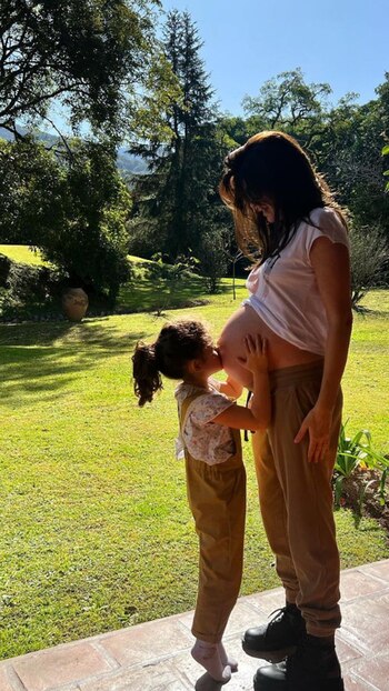 Isabel Macedo y su hija