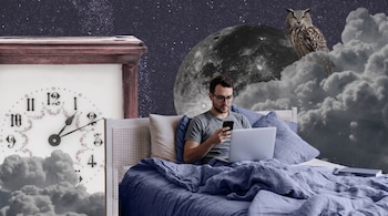Un hombre con gafas usa un teléfono móvil y un portátil en la cama frente a un fondo surrealista con una luna, un reloj y un búho.