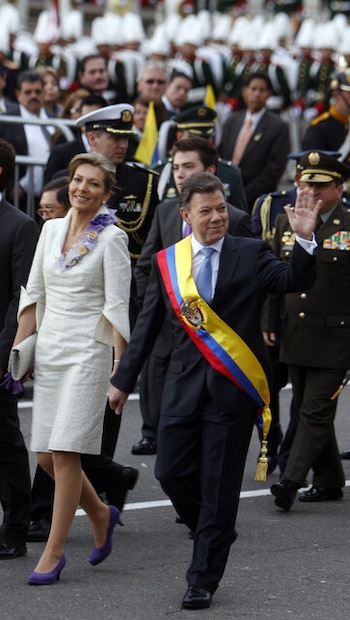 “Tutina” Santos alternó diseños de Amelia Toro, Johanna Ortiz y Silvia Tcherassi, optando por atuendos clásicos y detalles artesanales con precios que rondan los ocho millones de pesos para sus ceremonias de investidura - crédito Colprensa