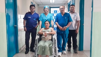 Ana Llacsaguache fue dada de alta y agradeció profundamente al equipo médico; su recuperación simboliza esperanza para pacientes en situaciones similares - Créditos: Essalud.