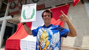Peruano Itzel Delgado recibió los Laureles Deportivos y se presentó con particular camisa: “Cualquier día puedes usar un terno, pero hoy es especial”