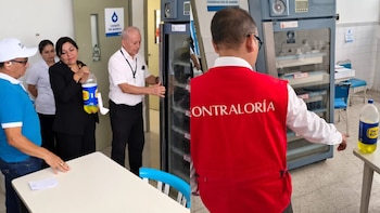 Hallan una botella de gaseosa en equipo para conservar muestras de sangre durante inspección a hospital de EsSalud en Ilo