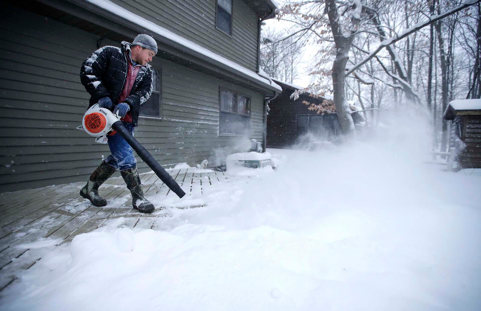 Wisconsin registra más de seis mil cortes de electricidad, con Milwaukee y su zona sur como las áreas más afectadas. (Danny Damiani/The Post-Crescent via AP)