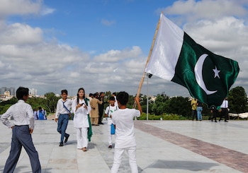 Un niño ondea la bandera