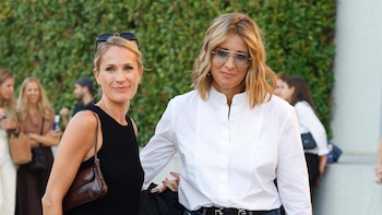 Sandra Barneda y Pascalle Paerel, una pareja de lo más cómplice en el desfile de Alvarno tras anunciar su compromiso