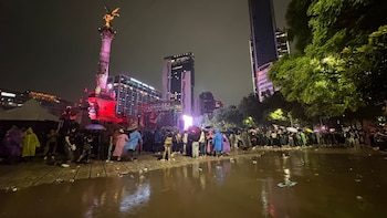 Continúan los festejos en la CDMX: Metro saturado, venta ilegal de alcohol y calles inundadas