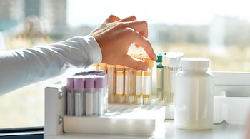 El nuevo esquema permite seguir el recorrido de cada medicamento desde la prescripción electrónica hasta la entrega en hospitales y centros de salud, incorporando información sobre stock, preparación de pedidos, distribución y consumo (Foto: Shutterstock)