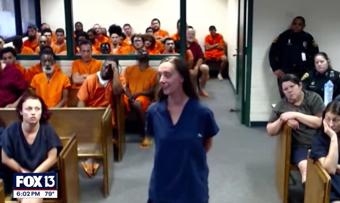 Durante la audiencia, la acusada mostró gestos de incredulidad y sonrisas frente a la lectura de los cargos (WTVT/Fox News)