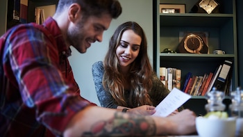 Las abandonó a ella y