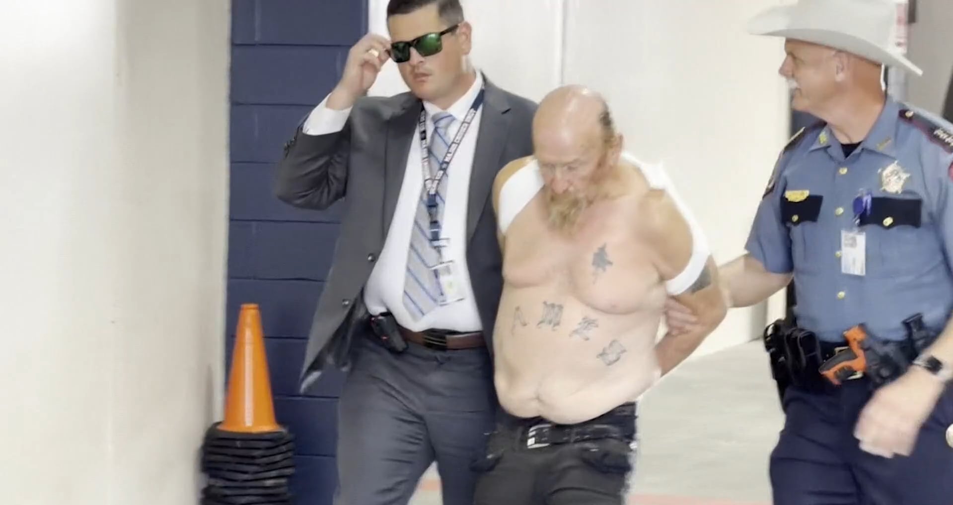 Las autoridades imputaron a Elmore por homicidio imprudente y manipulación de pruebas en dos casos ocurridos en la década de los 80 (Captura de video)