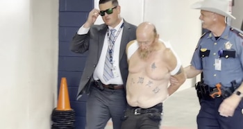 Las autoridades imputaron a Elmore por homicidio imprudente y manipulación de pruebas en dos casos ocurridos en la década de los 80 (Captura de video)