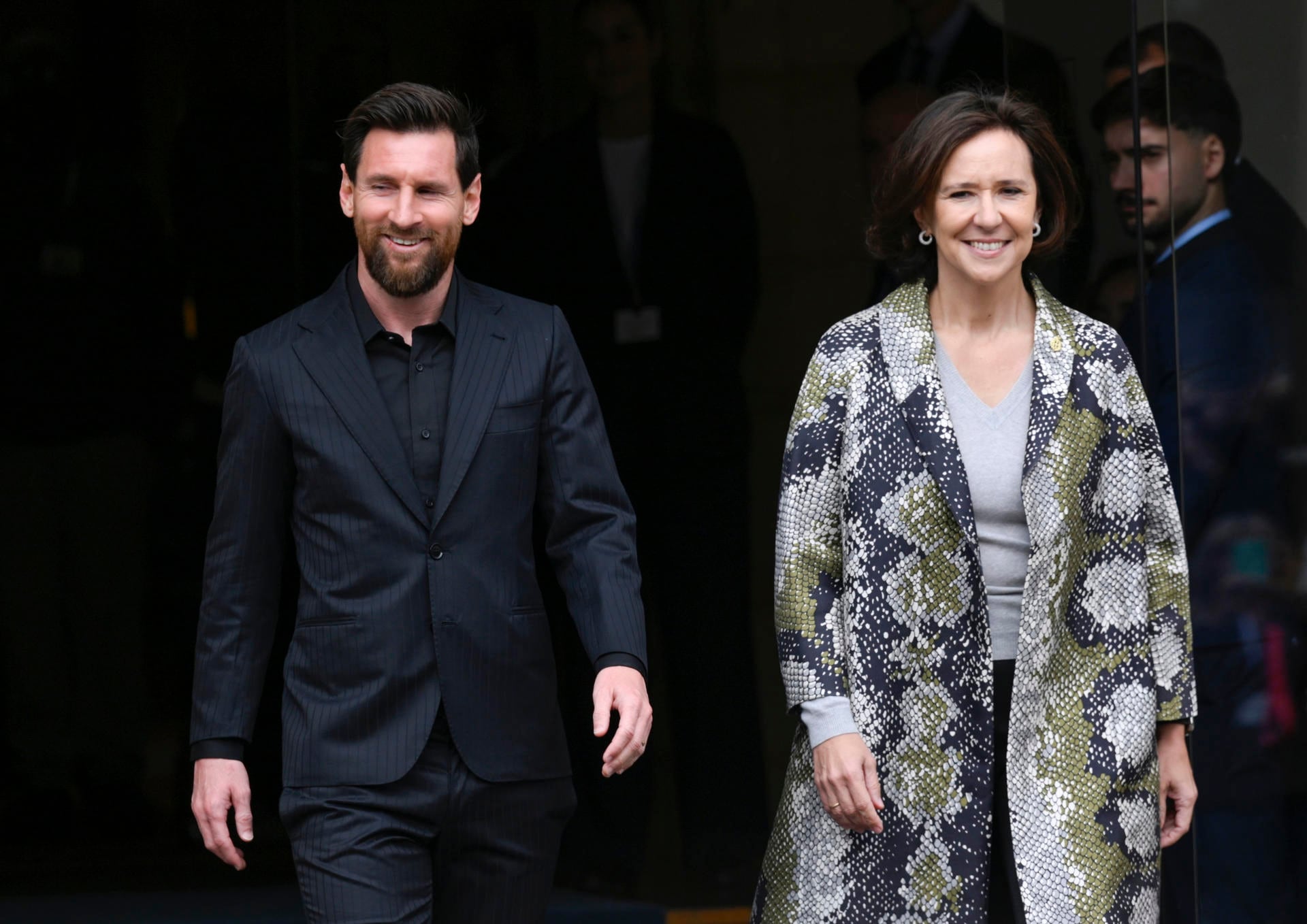 El delantero argentino Leo Messi, galardonado con el Princesa de los Deportes, a su llegada este jueves al hotel Reconquista de Oviedo, acompañado de Teresa Sanjurjo, directora de la Fundación Princesa de Asturias. (EFE/ Eloy Alonso)