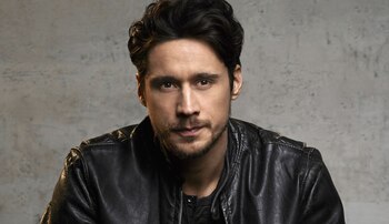 Peter Gadiot se suma al