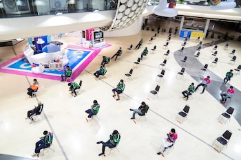 Empleados de delivery esperan pedidos,