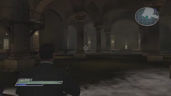 Personaje de espaldas en traje oscuro en una sala subterránea con grandes pilares, arcos y agua en el suelo. Se aprecian el logo '007', barra de vida, mira y minimapa