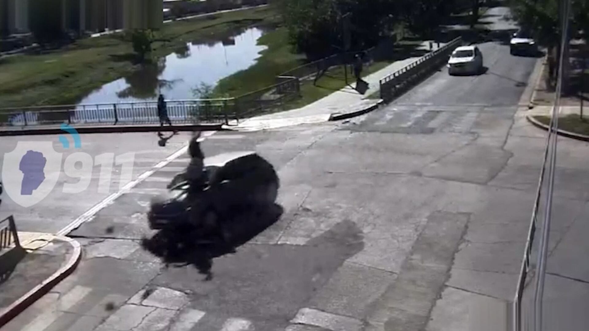 Las cámaras de seguridad captaron el momento exacto del impacto entre la moto Honda CB 125 cc y el automóvil en Córdoba