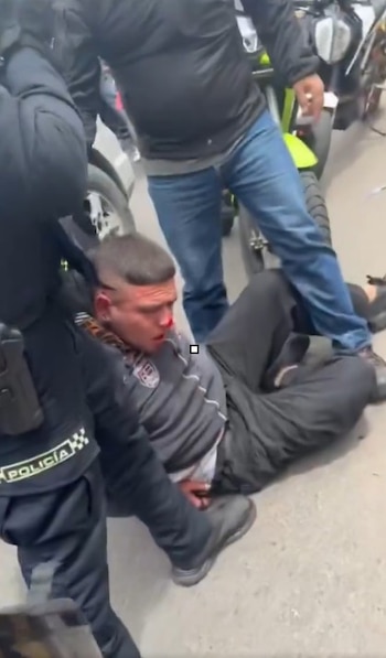 Algunos presentes golpearon a los presuntos ladrones y les recriminaron las heridas que le habrían causado a la víctima - crédito Captura video