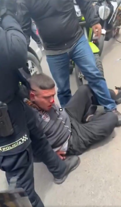 Algunos presentes golpearon a los presuntos ladrones y les recriminaron las heridas que le habrían causado a la víctima - crédito Captura video