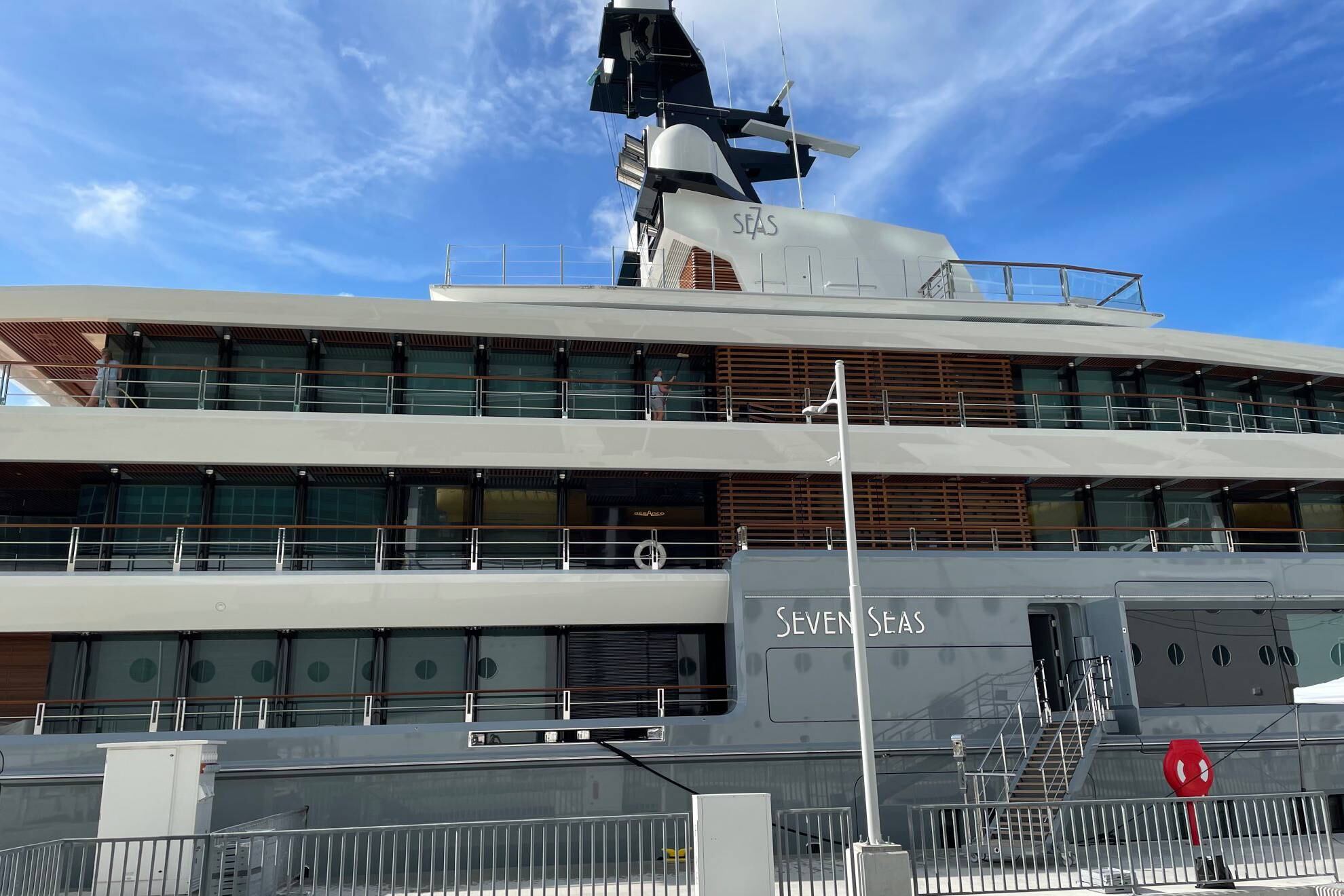Seven Seas, el yate de Steven Spielberg, atracado en Tarragona. (X/@AirSeaRail)