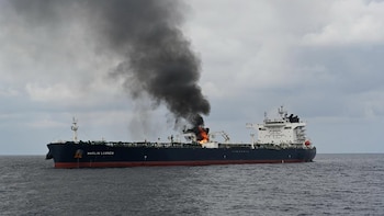 Atacado y destruido un carguero en la costa de Yemen