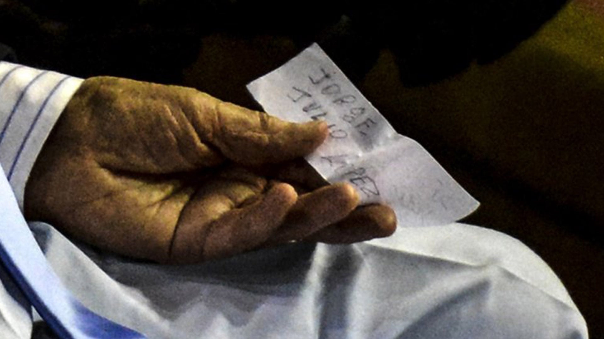 El papel que el genocida Miguel Etchecolatz pretendió entregarle al tribunal antes de ser condenado a prisión perpetua en 2014, captado por la lente del fotógrafo Leo Vaca, que estaba cubriendo el juicio