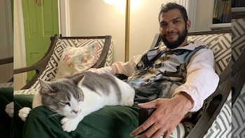 El “encantador de gatos” de TikTok reveló su secreto para que los felinos te amen (Instagram thecatluminati)
