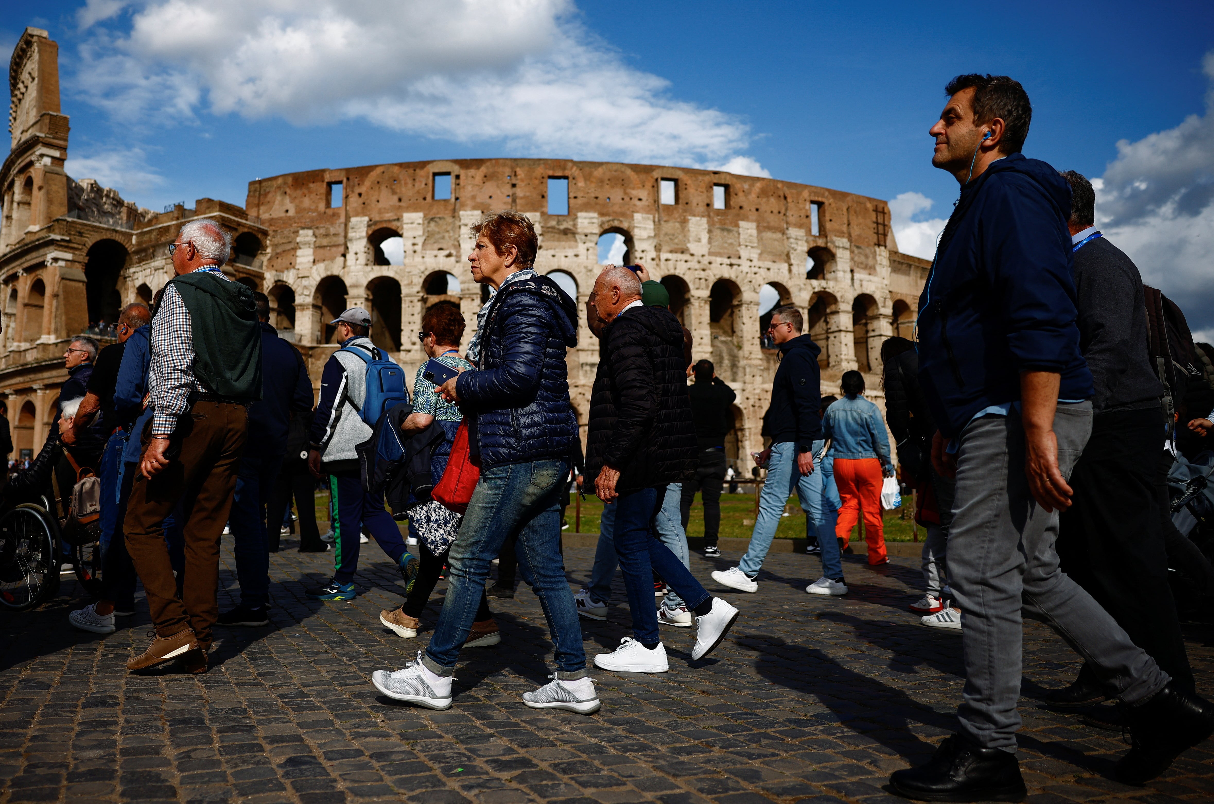 La alerta de viaje para Italia advierte sobre robos de oportunidad, carterismo y sustracción de bolsos en zonas turísticas, trenes y transporte público. (REUTERS/Guglielmo Mangiapane)