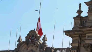 Bandera a media asta en