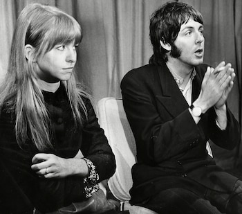 Fotografía en blanco y negro de Jane Asher y Paul McCartney sentados; McCartney gesticula con sus manos y sostiene un cigarrillo