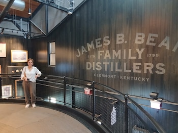 La autora, en la destilería Jim Beam de Kentucky, donde se produce el Knob Creek, el bourbon que inició su relación con esta bebida una noche de invierno en Chicago