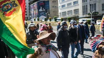 Comienza la movilización de militares y policías tras la declaración del estado de excepción en Bolivia