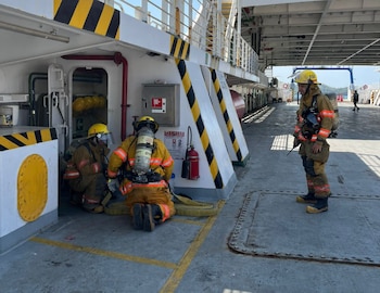 El personal operativo realizó maniobras estratégicas sobre la rampa principal del ferry durante el simulacro. Crédito: Bomberos de Costa Rica