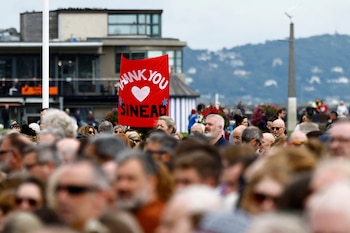 Un cartel sostenido por uno de sus fans que dice "Gracias". REUTERS/Clodagh Kilcoyne